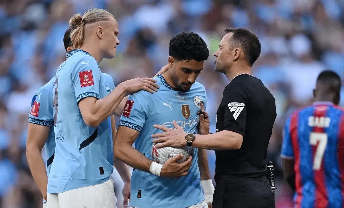 爱游戏入口包含赛地聚焦——德甲赛前热度飙升,曼联造点机会,更衣室稳定,赛程密集仍需轮换的词条